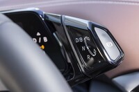 シフトセレクターはメーターパネルの右側から生えている。「D/B」「N」「R」のポジション表示がレバー側とメーターパネル側の両方に書かれているのがフォルクスワーゲンらしからぬところ。