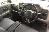 外観デザインの良さに比べ、内装は地味でイマイチ。