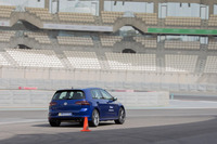 パイロンスラロームが終わったら、コースに沿って大きく左に旋回して、ドライブレーキングテストに進む。