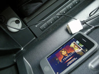 自家用車にはiPod接続キットを装着済だが、iPhone 3GSはなるべくAUX IN端子に接続するようにしている今日このごろ。 