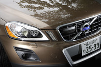 ボンネットからフェンダーにかけての、彫りの深いV字ラインが印象的なXC60のフロントマスク。大きくなったアイアンマークやLEDのポジションランプなどが、これからのボルボの新しいアイコンになる。