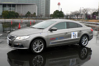 「ITS-SAFETY 2010」にデモ車両として参加した「パサートCC V6 4MOTION」。