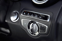 「GLC」にはアクティブレーンキーピングアシストやステアリングアシスト付きアダプティブクルーズコントロールなどからなる運転支援システム「レーダーセーフティパッケージ」が標準装備される。