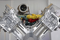 バンク角90度のシリンダーの間に、2基のターボチャージャーと触媒コンバーターが配置される。