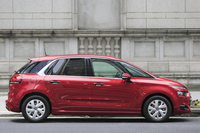 2014年10月に発売された「シトロエンC4ピカソ」。3列7人乗りの「グランドC4ピカソ」とはボディーの大きさだけでなく、ピラーなどのデザインも異なっている。