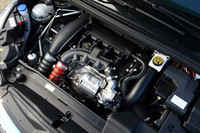 1.6リッター直4ターボはアイシン製6ATに合わせてチューニング。1.6トン級の「C5」にも積まれる強心臓だけに、「DS4」を快活に走らせてくれる。