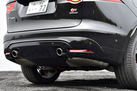 「ブラックパックS」を選択すると、バンパーとディフューザー部もブラックになり、リアビューがぐっと引き締まる。