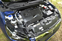 「308 GT BlueHDi」に搭載される2リッターディーゼルユニット（180ps、400Nm）。JC08モード燃費は20.1km/リッター。