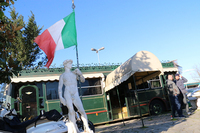 民間空港駐車場「フィレンツェ・パーキング」にて。なぜかイタリア国旗を掲げるダビデ像が迎えてくれた。詳細は次のページで。