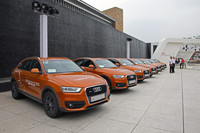 試乗会の発車場に並べられた「Q3」。サモアオレンジのボディーカラーが目を引く。