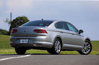 セダンの動力性能は0-100km/h加速が8.4秒で、最高速は220km/h。一方、ヴァリアントは順に8.6秒と218km/h（欧州仕様車の参考値）。