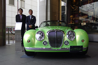 「ヒミコ クレイジータイマー」をお披露目する光岡自動車 光岡章夫社長（写真左）と三越伊勢丹 常務執行役員伊勢丹新宿本店長の鷹野正明氏（同右）。