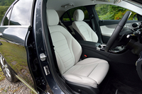 テスト車にはオプションのレザーエクスクルーシブパッケージ（71万円）が選択されていた。