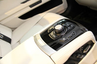 アームレストのジョイスティックにもスタインウェイのマーク。