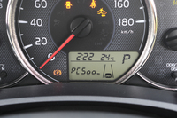 安全性能の向上も、今回のマイナーチェンジのトピック。写真は、ガソリン車「1.5G」の3眼メーターで、下方の液晶表示部に運転支援システムの情報が表示されている。
    