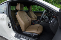 テスト車に装備されていた、ブラウンのレザーシート。この仕様はオプションで、「Mスポーツ」の標準の内装色およびシートカラーはブラックとなる。