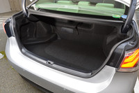 ゴルフバッグなら4つを飲み込むトランクルーム。トランクスルー機構は備わらない。