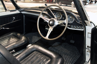 「コンバーチブル」のインストゥルメントパネル。メーターは速度計と集合計のみで、エンジン回転計はなし。ちなみに生産型ではエンジン回転計が付き、集合計の代わりに中央部分に小径4連メーターが付く。本革張りのシートは、オリジナルの赤茶から黒に貼り替えられている。