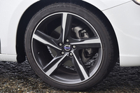「T6 AWD R-DESIGN」専用の19インチアルミホイール。「V60」のほかのグレードでは、ホイールのサイズは、16/17/18インチのいずれかになる。
    