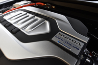 前輪を駆動する3.5リッターV6エンジン。気筒休止システムを搭載しているが、作動時のあまりの違和感のなさに「機能している実感や、ありがたみが感じられない」との声が上がり、一時はインジケーターの装備も検討されたという。
    