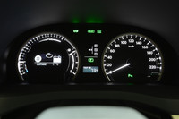 パワーメーターを備える計器盤。最高速度は、220km/hまで表示される。