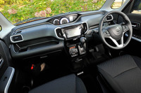 「ソリオ バンディット」のインストゥルメントパネルまわり。運転席側のアッパーボックスや紙パックにも対応するドリンクホルダーなど、各所に収納が設けられている。