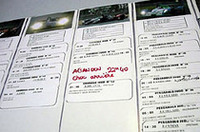 プレスルームに掲示される各マシンの情報。アナログ情報ながら、実に簡潔でわかりやすいインフォメーション・ボード。赤字で書いてあるのは、レースリタイヤを示すものだ。