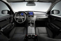 「アバンギャルド」の内装は黒基調でまとめられる。