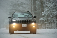 雪道を行く。「エコグリーン」のボディー色は「ウォーリアー」の専用色。ボンネットの中央がマットブラック（デカール）となる。
    