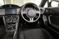 インパネは水平基調のデザインを採用。車体の姿勢変化を把握しやすいよう配慮している。