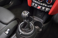 試乗車は6段MT仕様。
    