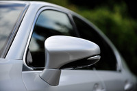 空力に配慮したサイドミラーの形状は、スーパースポーツ「レクサスLFA」のものを思わせる。