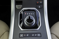 トランスミッションは9段ATと、従来の6段から一気に3段も多段化。同時に、アイドリングストップ機構も採用している。
    