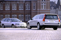 2台のアニバーサリーモデル。手前V70、奥V40。