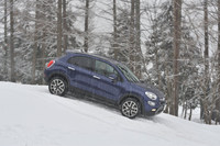 2日目に試乗した「フィアット500Xクロスプラス」。「ジープ・レネゲード トレイルホーク」と同じ、オンデマンド方式の4WDシステムが採用されている。