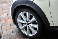 テスト車にはオプションの17インチアロイホイール（25万円）が装着されていた。タイヤサイズは205/45R17（標準車は175/65R15）。