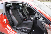 シートは、サイドサポートの大きなスポーツタイプ。地上400mmの低いヒップポイントがとられる。レザー（一部合成皮革）とアルカンターラからなるテスト車の表皮はオプション。