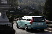 【スペック】V70R：全長×全幅×全高＝4710×1815×1470mm／ホイールベース＝2755mm／車重＝1720kg／駆動方式＝4WD／2.5リッター直5DOHC20バルブターボ・インタークーラー付き（300ps/6000rpm、35.7kgm/1850-6000rpm）／価格＝709.0万円（テスト車＝748.4万円／エクスクルーシブ・ナチュラルハイドシート＝21.0万円／メタリックペイント＝10.5万円／セキュリティパッケージ＝7.9万円）