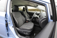 テスト車「 G“レザーパッケージ”」のシートは、その名のとおり本革張り。表皮の色は「アクア」と「ブラック」から選べる。