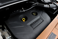 2リッター直4ターボエンジンは、従来と同じ240psと34.7kgmを発生する。JC08モード燃費は10.7km/リッター。