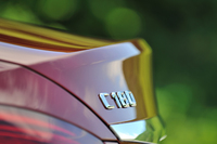 トランクリッドの後端は大きく湾曲し、スポイラーリップの役割を果たす。