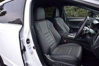 “Fスポーツ”専用デザインのシート。「表皮一体発泡工法」の採用により、体の位置がぴたりと決まるフィット感と横Gに対する高いホールド性を実現したという。