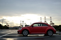 低く長くなったボンネットと角度が寝かされたフロントウィンドウ、後ろに伸びたルーフラインが、初代「ビートル」のデザインを彷彿（ほうふつ）とさせる。