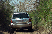 我々が走るコースは、アクロバッティックなステージはなく、ひたすら土と泥にまみれます。