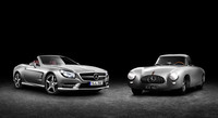 「300SL（W194）」（右）と新型「SL（R231）」（左）の2ショット。