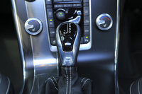 「ポールスター・パフォーマンス・パッケージ」では8段ATの制御についても手を加えており、変速スピードを高めるとともに、コーナリング中の変速を防ぐホールド機能を採用している。