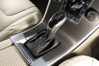 「T5」「T5 SE」では、トランスミッションに新たにアイシンAW製の8段ATが搭載される。
    