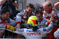 予選、決勝をつうじてチームメイトのヤルノ・トゥルーリの陰に隠れがちだったラルフ・シューマッハー、トヨタでの初ポディウムに喜ぶ。レース後、「我々の選択した戦略を100％信頼していたわけではなかったが……」と、疑心暗鬼でスタートしたことを告白。それでも終盤は兄ミハエルよりも速いペースでフェラーリを追い立てることができ、4位トゥルーリとともにチームに得点をもたらした。（写真＝トヨタ自動車）