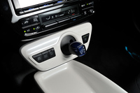 センタークラスターの下部に備わるシフトセレクター。ボタンで選択する「Pレンジ」など、操作方法は従来モデルに準じる。