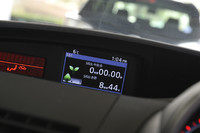 i-stop搭載車に備わる、「マルチインフォメーションディスプレイ」。8.4時間のアイドリングストップが、スギの木1本ぶんとしてカウントされる。環境への貢献度を目に見える形で伝えるための工夫だ。